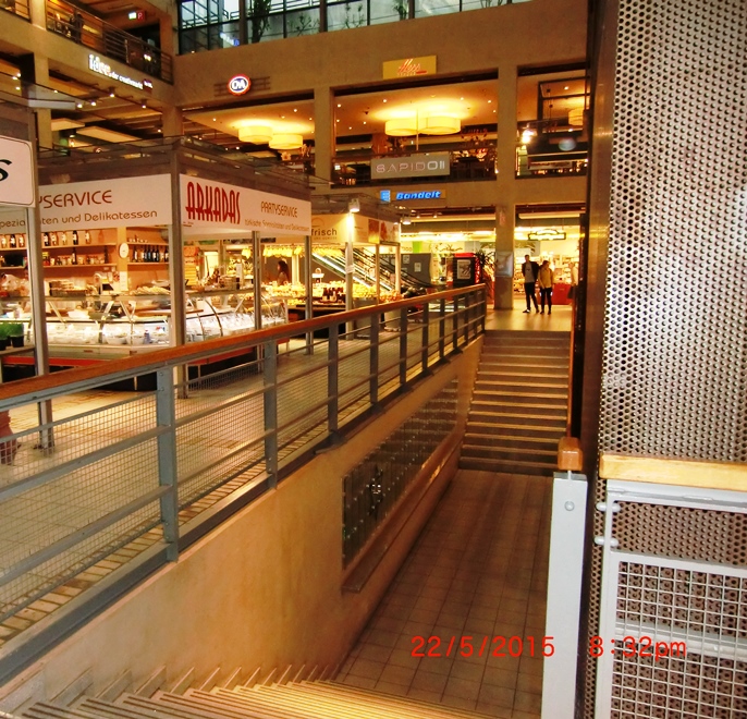 Centrum handlowe Mercado, a kości w Jedwabnem