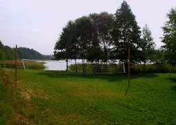 Blick auf Volleballnetz und See